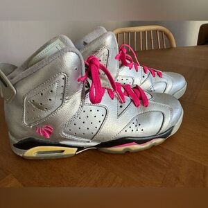 Youth Jordan VI in silver.